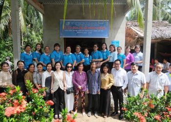 CHI HỘI PHỤ NỮ CHỢ BẾN THÀNH TRAO TẶNG NHÀ TÌNH THƯƠNG TẠI TỈNH VĨNH LONG