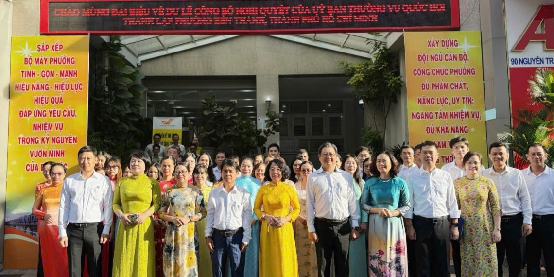 HĐND, UBND PHƯỜNG BẾN THÀNH CHÀO CỜ ĐẦU THÁNG 7