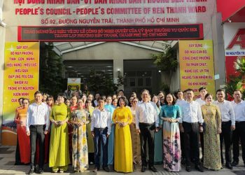 HĐND, UBND PHƯỜNG BẾN THÀNH CHÀO CỜ ĐẦU THÁNG 7