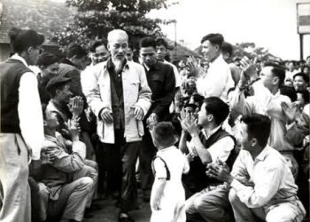 LỜI BÁC DẠY NGÀY 14/7: “HỌC TRÒ CHẲNG NHỮNG HỌC Ở TRƯỜNG, HỌC TRONG SÁCH, MÀ CÒN CẦN HỌC TRONG CÔNG TÁC PHỤC VỤ NHÂN DÂN MỘT CÁCH THỰC TẾ NỮA”