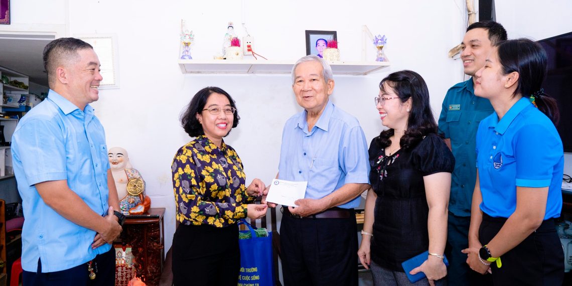 PHƯỜNG BẾN THÀNH TỔ CHỨC ĐOÀN ĐẾN THĂM CÁC GIA ĐÌNH CHÍNH SÁCH NHÂN DỊP 27/7