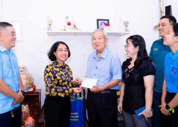 PHƯỜNG BẾN THÀNH TỔ CHỨC ĐOÀN ĐẾN THĂM CÁC GIA ĐÌNH CHÍNH SÁCH NHÂN DỊP 27/7