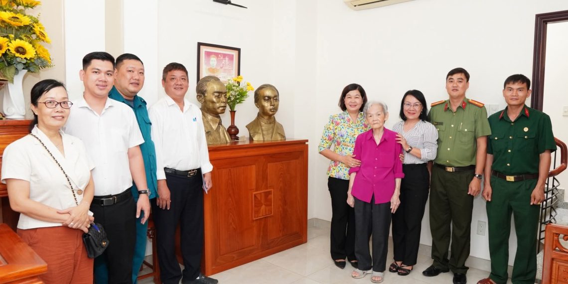 PHƯỜNG BẾN THÀNH THĂM, TẶNG QUÀ CÁC GIA ĐÌNH CHÍNH SÁCH