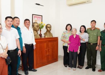 PHƯỜNG BẾN THÀNH THĂM, TẶNG QUÀ CÁC GIA ĐÌNH CHÍNH SÁCH