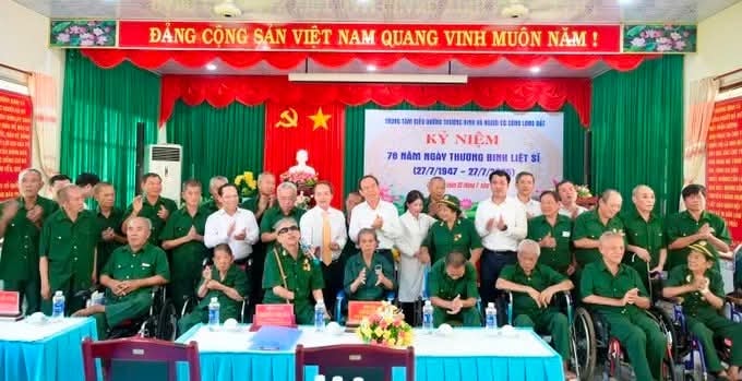 BÍ THƯ THÀNH ỦY TPHCM THĂM CÁC ĐỒNG CHÍ THƯƠNG BINH, NGƯỜI CÓ CÔNG