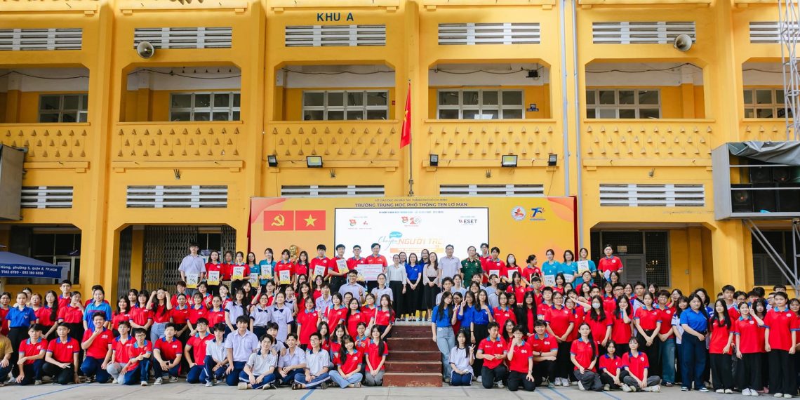 CHƯƠNG TRÌNH “CHUYỆN NGƯỜI TRẺ” VỚI CHỦ ĐỀ “CHIẾN SĨ HOA PHƯỢNG ĐỎ THÀNH PHỐ BÁC – TỰ HÀO TRUYỀN THỐNG, TIẾP BƯỚC CHA ANH”