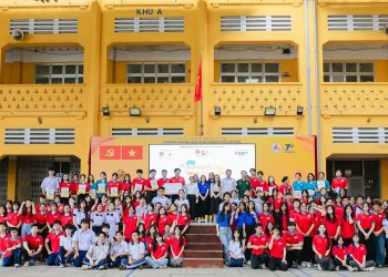 CHƯƠNG TRÌNH “CHUYỆN NGƯỜI TRẺ” VỚI CHỦ ĐỀ “CHIẾN SĨ HOA PHƯỢNG ĐỎ THÀNH PHỐ BÁC – TỰ HÀO TRUYỀN THỐNG, TIẾP BƯỚC CHA ANH”