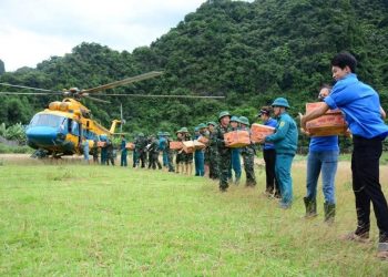 GẦN 10.000 CÁN BỘ, CHIẾN SĨ GIÚP DÂN KHẮC PHỤC HẬU QUẢ MƯA LŨ