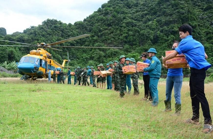 GẦN 10.000 CÁN BỘ, CHIẾN SĨ GIÚP DÂN KHẮC PHỤC HẬU QUẢ MƯA LŨ