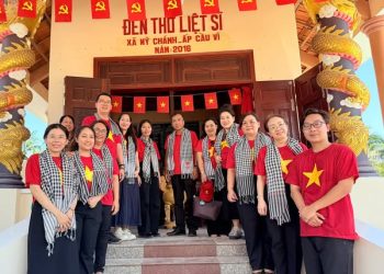 TRƯỜNG THCS NGUYỄN DU THĂM MẸ VIỆT NAM ANH HÙNG, TRAO HỌC BỔNG TẠI XÃ MỸ CHÁNH HÒA – TỈNH VĨNH LONG