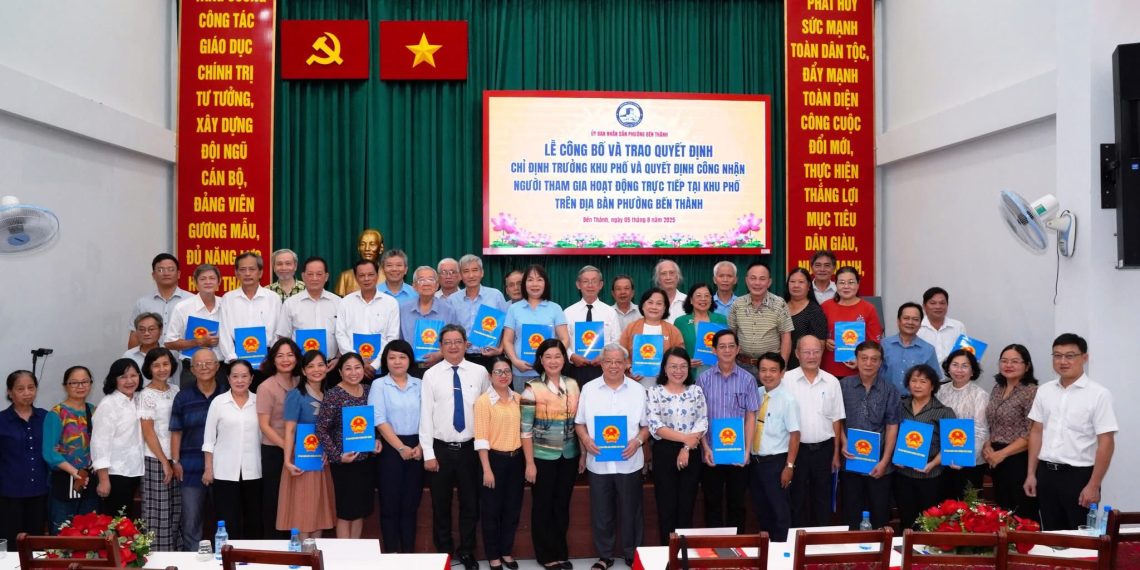 PHƯỜNG BẾN THÀNH CÔNG BỐ VÀ TRAO QUYẾT ĐỊNH CHỈ ĐỊNH TRƯỞNG KHU PHỐ