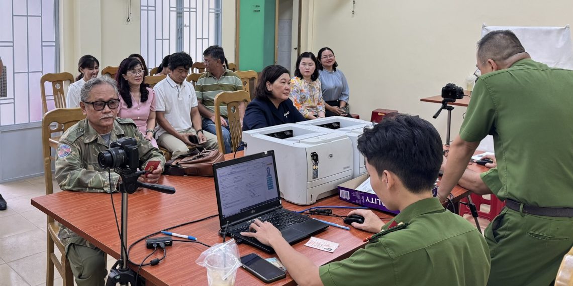 PHƯỜNG BẾN THÀNH TRIỂN KHAI THỰC HIỆN CẤP ĐỔI THẺ ĐẢNG VIÊN