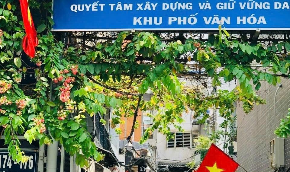 🇻🇳🇻🇳🇻🇳 KHU PHỐ 3 XÂY DỰNG TUYẾN CỜ VỚI CHỦ ĐỀ “TÔI YÊU TỔ QUỐC TÔI” CHÀO MỪNG ĐẠI HỘI ĐẢNG BỘ PHƯỜNG BẾN THÀNH LẦN THỨ I