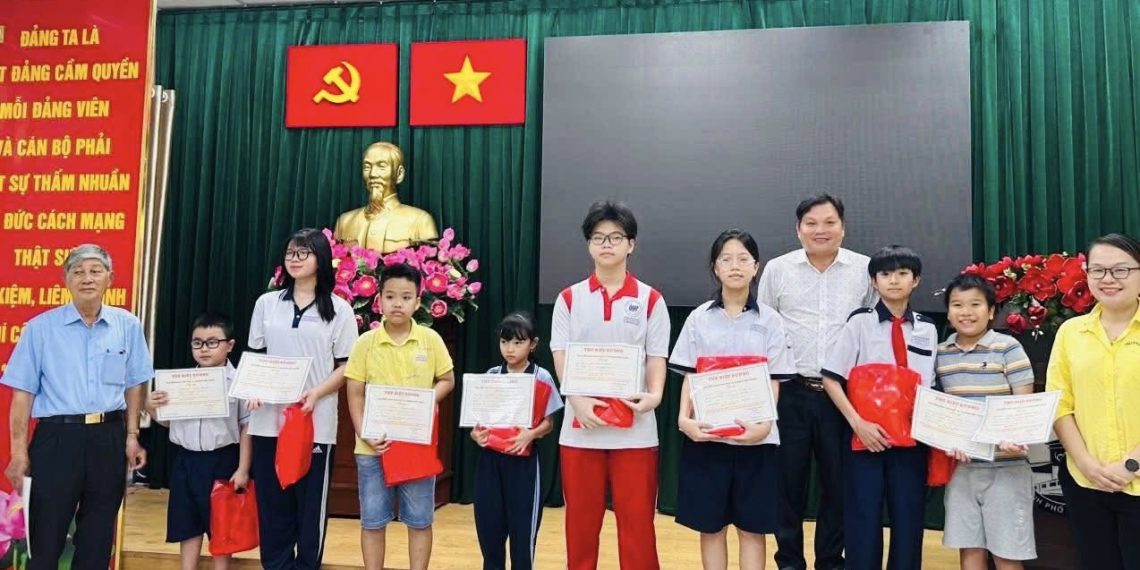 🎁KHU PHỐ 18 TRAO TẶNG QUÀ CHO CÁC EM HỌC SINH GIỎI