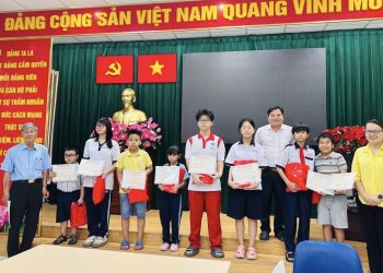 🎁KHU PHỐ 18 TRAO TẶNG QUÀ CHO CÁC EM HỌC SINH GIỎI