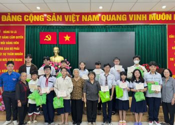 💐 KHU PHỐ 17 TRAO TẶNG QUÀ BIỂU DƯƠNG HỌC SINH GIỎI – HỌC SINH XUẤT SẮC