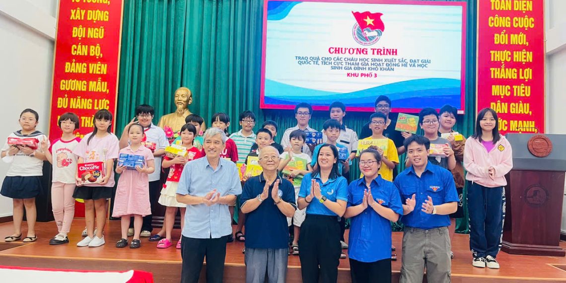 🌷 KHU PHỐ 3 KHEN THƯỞNG CÁC EM HỌC SINH CÓ THÀNH TÍCH TRONG NĂM HỌC 2024 – 2025
