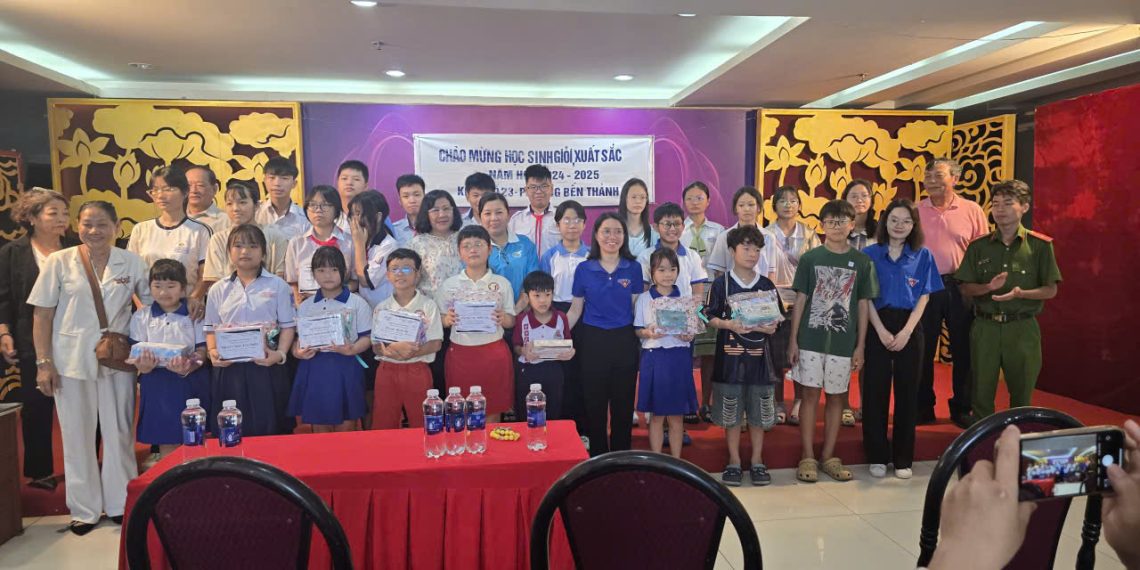 💐 KHU PHỐ 23 KHEN THƯỞNG HỌC SINH GIỎI, XUẤT SẮC NĂM HỌC 2024 – 2025