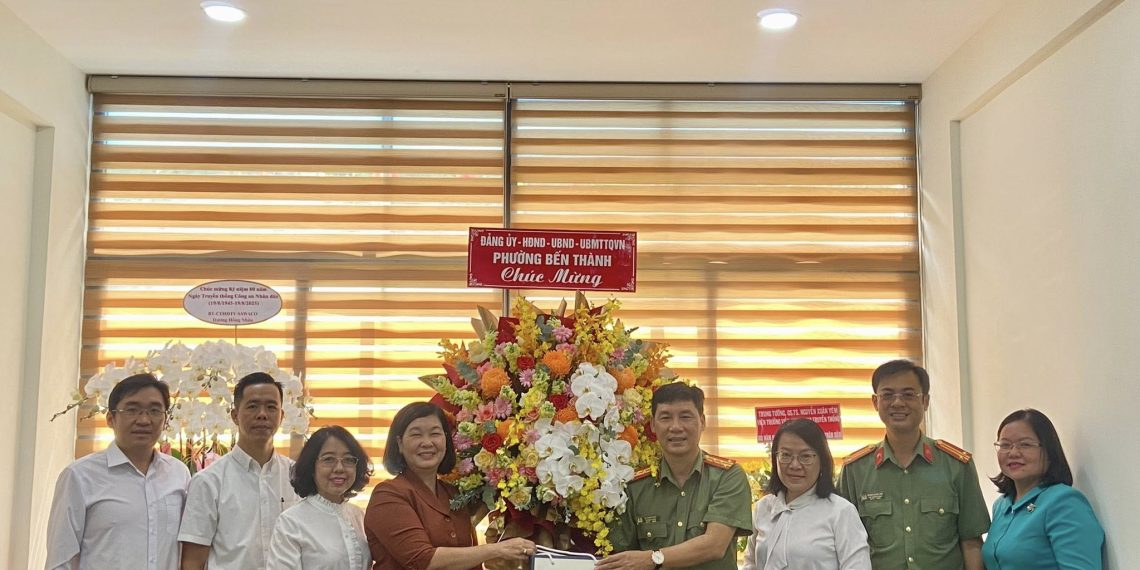 LÃNH ĐẠO PHƯỜNG BẾN THÀNH THĂM VÀ CHÚC MỪNG CÁC ĐƠN VỊ CÔNG AN TRÊN ĐỊA BÀN NHÂN KỶ NIỆM 80 NĂM NGÀY TRUYỀN THỐNG CÔNG AN NHÂN DÂN VIỆT NAM VÀ 20 NĂM NGÀY HỘI TOÀN DÂN BẢO VỆ AN NINH TỔ QUỐC