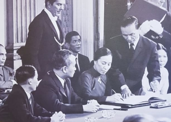 TỔNG BÍ THƯ TRAO DANH HIỆU ANH HÙNG LAO ĐỘNG CHO BÀ NGUYỄN THỊ BÌNH