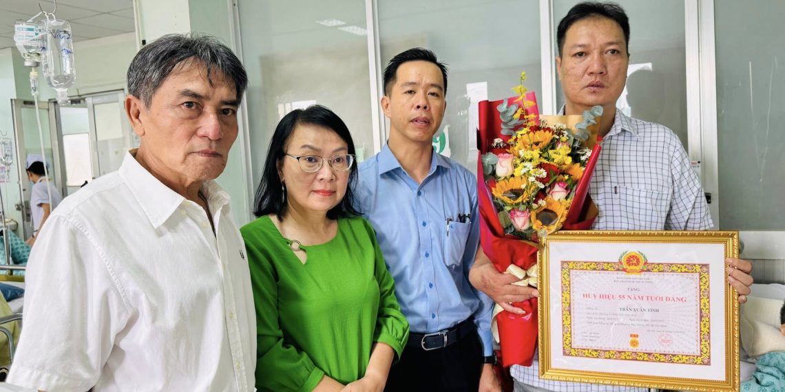 🌻LÃNH ĐẠO PHƯỜNG BẾN THÀNH THĂM, TRAO TẶNG HUY HIỆU ĐẢNG ĐỢT 02/9/2025 ĐẾN ĐẢNG VIÊN