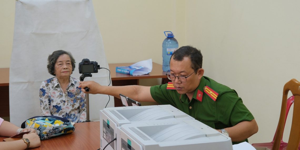 🌟CÔNG AN PHƯỜNG BẾN THÀNH PHẤN ĐẤU HOÀN THÀNH VIỆC ĐỔI THẺ ĐẢNG VIÊN ĐÚNG HẠN