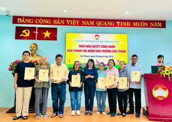 PHƯỜNG BẾN THÀNH TRAO NGHỊ QUYẾT CÔNG NHẬN BAN THANH TRA NHÂN DÂN VÀ BAN GIÁM SÁT ĐẦU TƯ CỘNG ĐỒNG