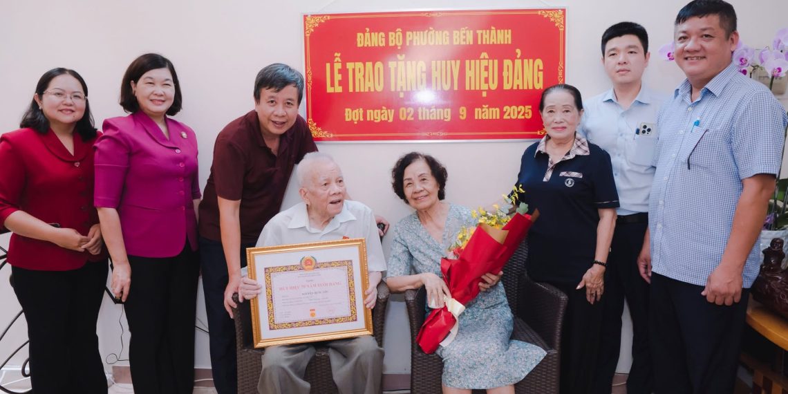 🌻BÍ THƯ ĐẢNG ỦY PHƯỜNG BẾN THÀNH HOÀNG THỊ TỐ NGA TRAO HUY HIỆU ĐẢNG ĐỢT 2/9 TẠI NHÀ CHO ĐẢNG VIÊN CAO TUỔI ĐẢNG