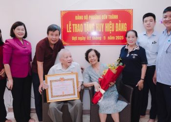 🌻BÍ THƯ ĐẢNG ỦY PHƯỜNG BẾN THÀNH HOÀNG THỊ TỐ NGA TRAO HUY HIỆU ĐẢNG ĐỢT 2/9 TẠI NHÀ CHO ĐẢNG VIÊN CAO TUỔI ĐẢNG