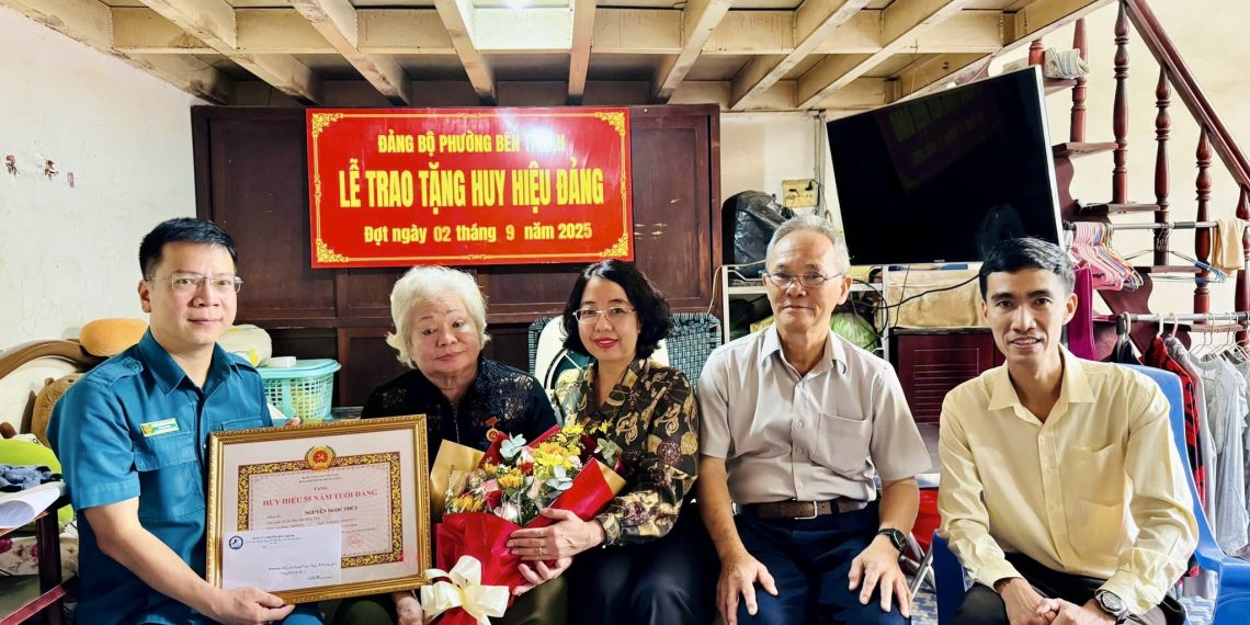 ĐẢNG BỘ PHƯỜNG BẾN THÀNH THĂM, TRAO HUY HIỆU ĐẢNG ĐỢT 02/9/2025 TẠI NHÀ CHO ĐẢNG VIÊN