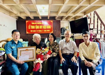 ĐẢNG BỘ PHƯỜNG BẾN THÀNH THĂM, TRAO HUY HIỆU ĐẢNG ĐỢT 02/9/2025 TẠI NHÀ CHO ĐẢNG VIÊN