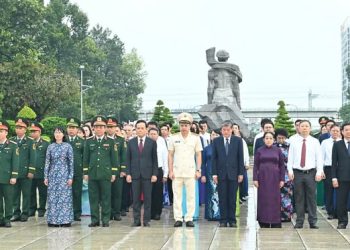 BÍ THƯ THÀNH ỦY TPHCM TRẦN LƯU QUANG VÀ ĐOÀN ĐẠI BIỂU DÂNG HƯƠNG TƯỞNG NHỚ ANH HÙNG LIỆT SĨ