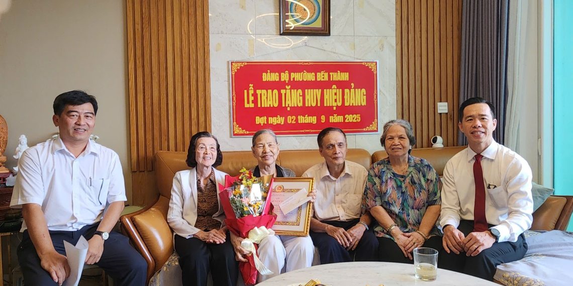 🌻PHÓ BÍ THƯ THƯỜNG TRỰC ĐẢNG ỦY PHƯỜNG BẾN THÀNH NGUYỄN KIM ĐỨC TRAO HUY HIỆU ĐẢNG ĐỢT 2/9 TẠI NHÀ CHO ĐẢNG VIÊN CAO TUỔI ĐẢNG
