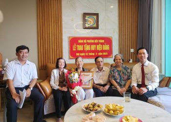 🌻PHÓ BÍ THƯ THƯỜNG TRỰC ĐẢNG ỦY PHƯỜNG BẾN THÀNH NGUYỄN KIM ĐỨC TRAO HUY HIỆU ĐẢNG ĐỢT 2/9 TẠI NHÀ CHO ĐẢNG VIÊN CAO TUỔI ĐẢNG