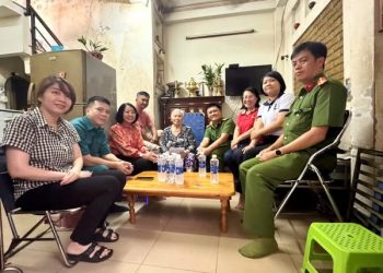 LÃNH ĐẠO PHƯỜNG BẾN THÀNH TỔ CHỨC TRAO QUÀ CHO NHÂN DÂN NHÂN KỶ NIỆM 80 NĂM CÁCH MẠNG THÁNG TÁM VÀ QUỐC KHÁNH 02/9