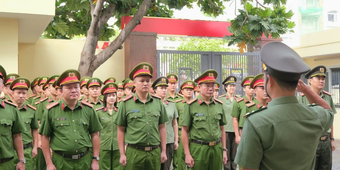 CÔNG AN PHƯỜNG BẾN THÀNH TỔ CHỨC LỄ CHÀO CỜ ĐẦU THÁNG 9