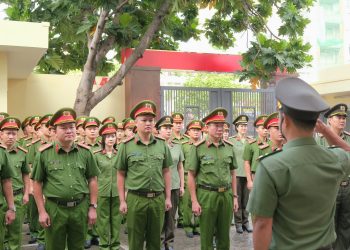 CÔNG AN PHƯỜNG BẾN THÀNH TỔ CHỨC LỄ CHÀO CỜ ĐẦU THÁNG 9