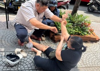 LỰC LƯỢNG AN NINH CƠ SỞ PHƯỜNG BẾN THÀNH KỊP THỜI SƠ CỨU GIÚP NGƯỜI GẶP NẠN