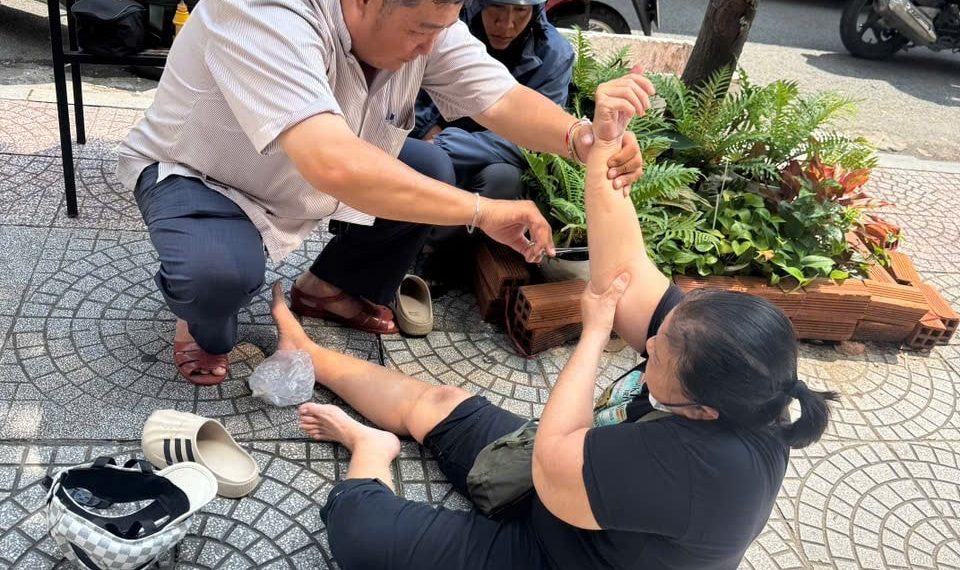 LỰC LƯỢNG AN NINH CƠ SỞ PHƯỜNG BẾN THÀNH KỊP THỜI SƠ CỨU GIÚP NGƯỜI GẶP NẠN