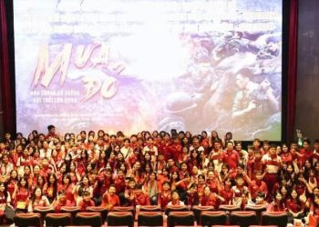 QUÁ ĐỈNH: HIỆU TRƯỞNG CẤP 2 Ở TPHCM BỎ TIỀN TÚI CHO 500 HỌC SINH ĐI XEM PHIM MƯA ĐỎ