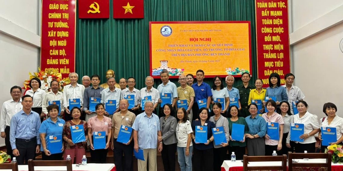 PHƯỜNG BẾN THÀNH TRAO QUYẾT ĐỊNH CÔNG NHẬN HÒA GIẢI VIÊN VÀ TỔ TRƯỞNG TỔ HÒA GIẢI