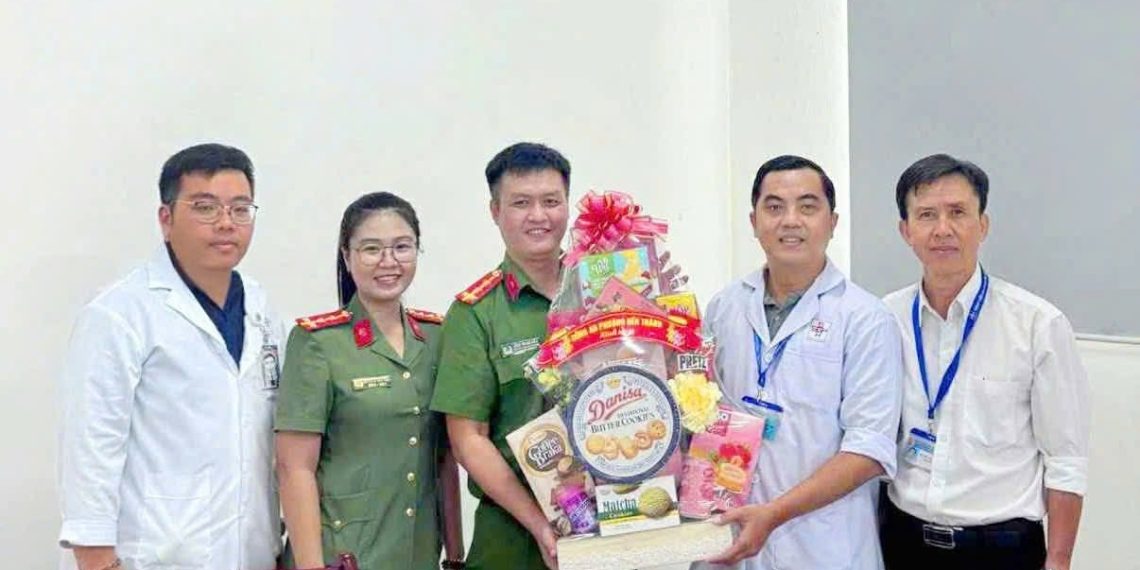 CÔNG AN PHƯỜNG BẾN THÀNH TĂNG CƯỜNG PHỐI HỢP VỚI BỆNH VIỆN ĐA KHOA SÀI GÒN ĐẢM BẢO MÔI TRƯỜNG AN TOÀN CHO NGƯỜI DÂN KHÁM, CHỮA BỆNH
