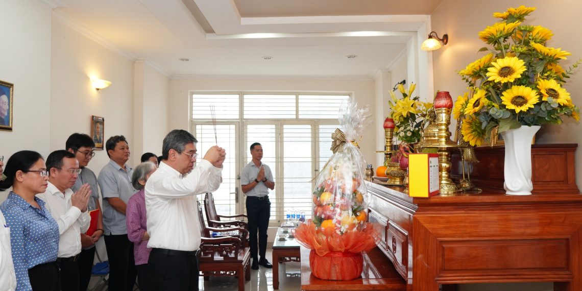 ĐOÀN LÃNH ĐẠO TPHCM DÂNG HƯƠNG CỐ TỔNG BÍ THƯ LÊ HỒNG PHONG