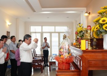 ĐOÀN LÃNH ĐẠO TPHCM DÂNG HƯƠNG CỐ TỔNG BÍ THƯ LÊ HỒNG PHONG