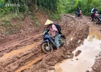 NGƯỜI TA VẪN GỌI ĐÂY LÀ “MÙA NGÃ XE” CỦA CÁC THẦY CÔ VÙNG CAO ĐIỆN BIÊN