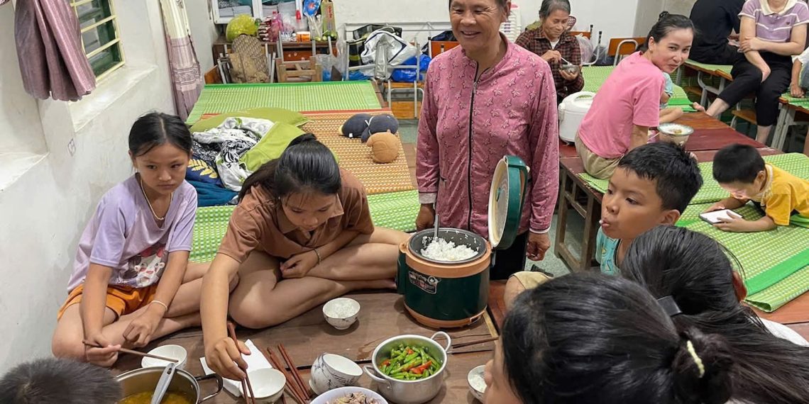 BỮA ĂN TỐI NGHẸN LÒNG Ở NƠI TRÁNH BÃO