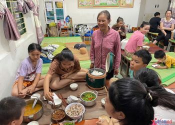 BỮA ĂN TỐI NGHẸN LÒNG Ở NƠI TRÁNH BÃO