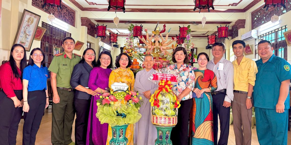 PHƯỜNG BẾN THÀNH THĂM, TẶNG QUÀ CÁC CƠ SỞ PHẬT GIÁO NHÂN DỊP LỄ VU LAN BÁO HIẾU