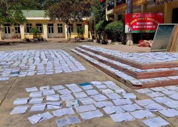 THẦY CÔ VÙNG LŨ NGHỆ AN PHƠI TỪNG TRANG SÁCH CỦA HỌC TRÒ…