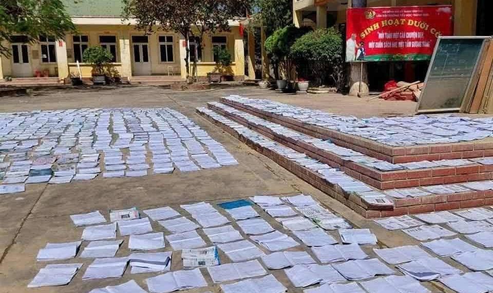 THẦY CÔ VÙNG LŨ NGHỆ AN PHƠI TỪNG TRANG SÁCH CỦA HỌC TRÒ…